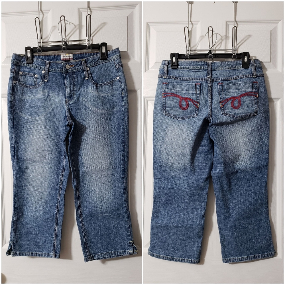 Y2K Juniors No Boundaries Stretch Mid-Rise Medium Wash Denim Capri Jeans